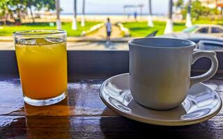 Tasse von Americano schwarz Kaffee und Orange Saft Restaurant Mexiko. foto