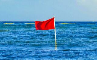 rote flagge schwimmen verboten hohe wellen playa del carmen mexiko. foto