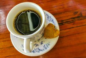 blauer weißer tassentopf mit schwarzem kaffeeholztisch mexiko. foto