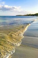 tropischer mexikanischer Strand klares türkisfarbenes Wasser Playa del Carmen Mexiko. foto