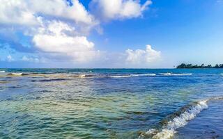 tropischer mexikanischer Strand klares türkisfarbenes Wasser Playa del Carmen Mexiko. foto