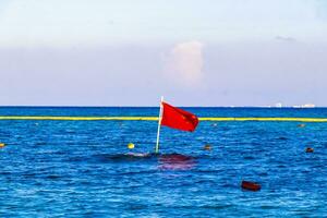 rote flagge schwimmen verboten hohe wellen playa del carmen mexiko. foto