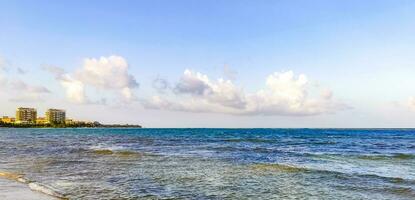 tropischer mexikanischer Strand klares türkisfarbenes Wasser Playa del Carmen Mexiko. foto