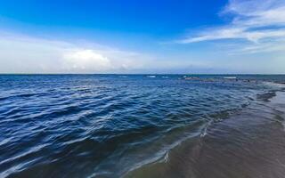 tropischer mexikanischer Strand klares türkisfarbenes Wasser Playa del Carmen Mexiko. foto