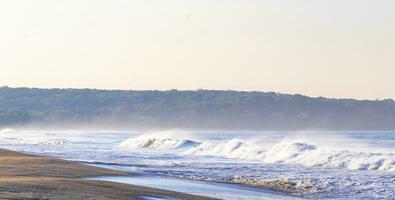 extrem riesiger großer surferwellenstrand la punta zicatela mexiko. foto