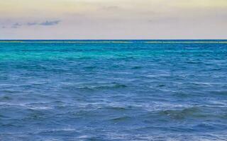 tropischer mexikanischer Strand klares türkisfarbenes Wasser Playa del Carmen Mexiko. foto