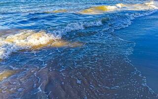 wellen am tropischen strand karibisches meer klares türkisfarbenes wasser mexiko. foto