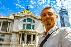 Mann mit Selfie beim fein Kunst architektonisch Meisterstück Mexiko Stadt. foto