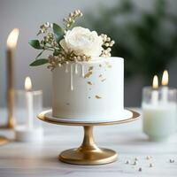 minimalistisch Weiß Kuchen mit Gold glücklich Geburtstag Topper foto