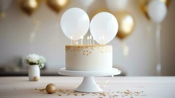 minimalistisch Weiß Kuchen mit Gold glücklich Geburtstag Topper foto