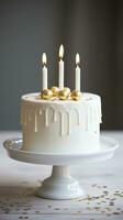 minimalistisch Weiß Kuchen mit Gold glücklich Geburtstag Topper foto