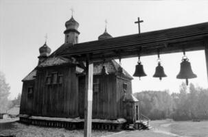 christliches Kirchenkreuz im hohen Kirchturm zum Gebet foto