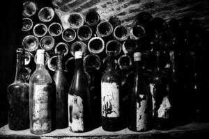 Sehr alte Weinflaschen liegen im dunklen Retro-Keller foto