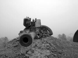 Militärfahrzeugpanzer auf Schienen mit Lauf nach siegreichem Krieg foto