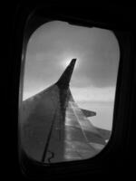 schöne aussicht aus dem flugzeugfenster, großer flügel des flugzeugs zeigt fensterflügel foto