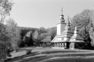 christliches Kirchenkreuz im hohen Kirchturm zum Gebet foto