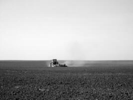 gepflügt Feld durch Traktor im schwarz Boden auf öffnen Landschaft Natur foto