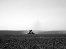 gepflügt Feld durch Traktor im schwarz Boden auf öffnen Landschaft Natur foto