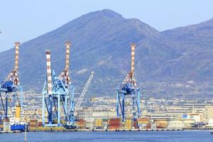 Hafen von Neapel mit Kran foto