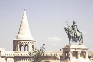 Reiterstandbild von König Saint Stephen auf dem Dreifaltigkeitsplatz foto