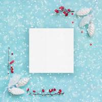 Weihnachtskarte oder Banner weiße Tannenzapfen und rote Beeren