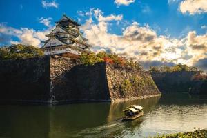 Touristenboot am Burggraben der Burg von Osaka in Osaka, Japan foto