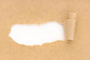 leerer weißer raum in braunem zerrissenem papier. Attrappe, Lehrmodell, Simulation foto