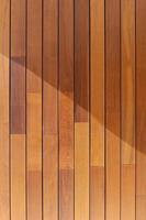 Holzverkleidung Hintergrundtextur. ipe teak Tropenholz an der Gebäudefassade foto