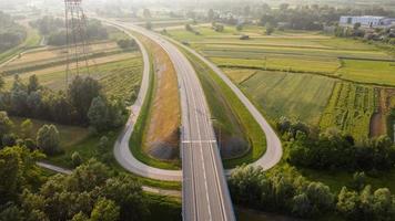 Luftaufnahme der lokalen Straße während des Sommertages foto