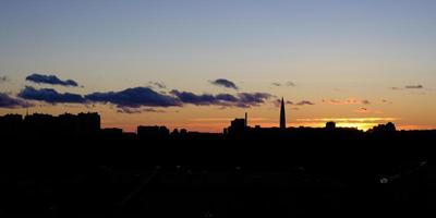 Sonnenuntergang über der Stadt foto