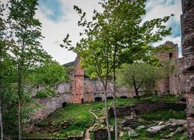 mittelalterliche burg landsberg in vogesen, elsass. alte Ruinen in den Bergen. foto