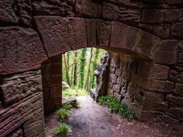 mittelalterliche burg landsberg in vogesen, elsass. alte Ruinen in den Bergen. foto