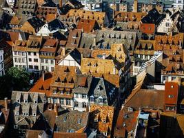 Luftbild der Stadt Straßburg. sonniger Tag. rote Ziegeldächer. foto