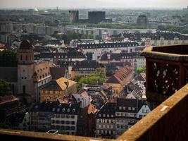 Luftbild der Stadt Straßburg. sonniger Tag. rote Ziegeldächer. foto