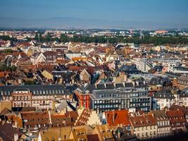 Luftbild der Stadt Straßburg. sonniger Tag. rote Ziegeldächer. foto