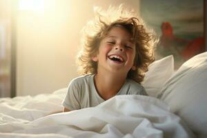 ein Junge glücklich wacht auf oben im Weiß Schlafzimmer foto