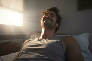 ein Mann glücklich wacht auf oben im Weiß Schlafzimmer foto
