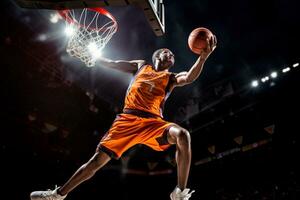 männlich Basketball Spieler spielen Basketball im ein überfüllt Innen- Basketball Gericht foto