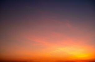 schön , Luxus Sanft Gradient Orange Gold Wolken und Sonnenlicht auf das Blau Himmel perfekt zum das Hintergrund, nehmen im Abend, Dämmerung, groß Größe, hoch Definition Landschaft Foto