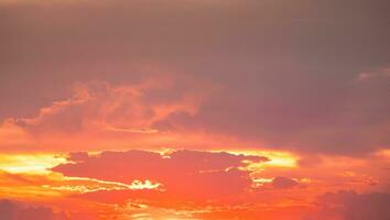 schön , Luxus Sanft Gradient Orange Gold Wolken und Sonnenlicht auf das Blau Himmel perfekt zum das Hintergrund, nehmen im Abend, Dämmerung, groß Größe, hoch Definition Landschaft Foto