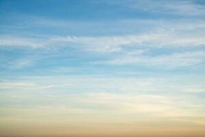 schön , Luxus Sanft Gradient Orange Gold Wolken und Sonnenlicht auf das Blau Himmel perfekt zum das Hintergrund, nehmen im Abend, Dämmerung, groß Größe, hoch Definition Landschaft Foto