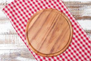 rote Tischdecken und Holzschreibtisch für Pizza auf dem Tisch, mock-up