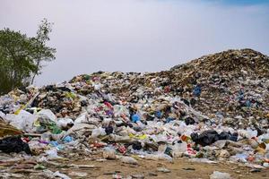 verschmutzter Berg großer Müllhaufen und Umweltverschmutzung foto