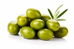 Bild von frisch Grün Oliven mit Weiß Hintergrund foto
