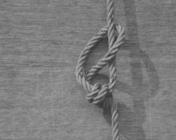 Weiß Seil Knoten auf schwarz und Weiß Hintergrund foto