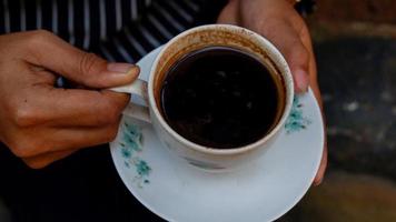 eine Tasse schwarzen Kaffee in einer elfenbeinweißen Keramiktasse foto