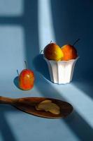 ein gespaltener Apfel mit blauem Hintergrund, ein perfektes Foto für eine Lebensmittelpeitsche