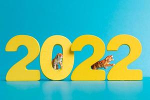 Miniaturtiger und Zahl 2022, das Jahr des Tigers Chinesisches Neujahr