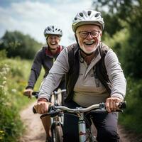 Alten Paar Radfahren, szenisch Landschaft, Helme, lächelt, Übung foto