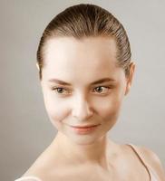 schöne junge Frau mit sauberer frischer Haut foto